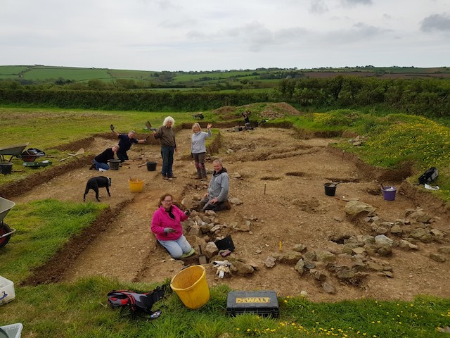 The digging team on 2019 Day 1 - Romano-British structure in the foreground